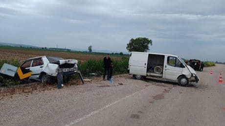 Minibüs, park halindeki otomobile çarptı: 8 yaralı