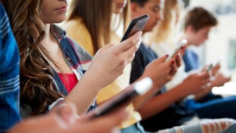 La scuola riparte senza smartphone: ecco  i consigli per un graduale «digital detox»