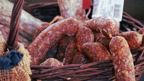 Salmonella, ritirati lotti contaminati di salami e salsicce: l'allerta del Ministero della Salute