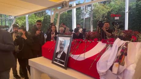 TBMM Başkanvekili ve DEM Parti İstanbul Milletvekili Sırrı Süreyya Önder'in cenazesine vatandaşlarla siyaset ve sanat camiasından yoğun katılım
