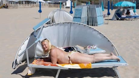 Ga jij nog topless op het strand liggen? ’Natte bikini is zo’n vreselijk gevoel’