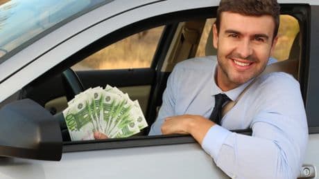 El límite máximo de dinero en efectivo que puedes llevar en el coche en España
