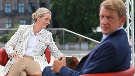 Störaktion beim Sommerinterview: "Extrem lustig hier": Alice Weidel versteht Fragen wegen lauter Musik nicht