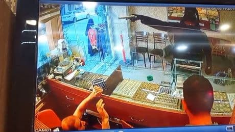 Kuyumcuya silahlı soygun girişimi! O anlar kamerada