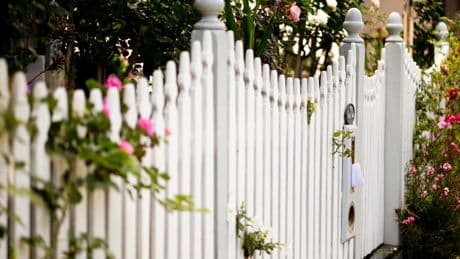 Klare Grenze – So bauen Sie einen Gartenzaun selbst
