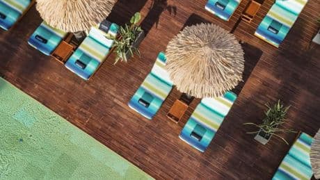 Alta costura a pie de playa: los chiringuitos más exclusivos del verano que conquistan a las amantes de la moda