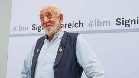 Dieter Hallervorden spricht auf umstrittener Demonstration