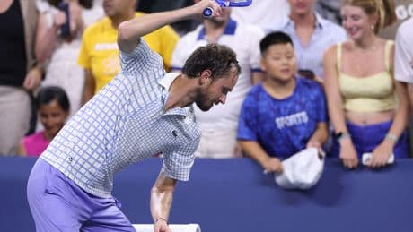 Medvedev, eliminado del US Open por Bonzi en un partido caótico: un fotógrafo se mete en la pista, el ruso se encara con el juez de silla, abucheos, remontadas...