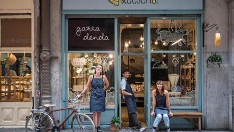 Roban la bici de 'La Quesería' de Bilbao: «Es nuestro símbolo. Ofrecemos quesos como recompensa»
