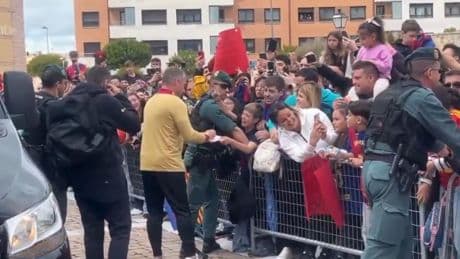 El gran detalle de Flick, Pedri y Raphinha con los aficionados culés de Valladolid