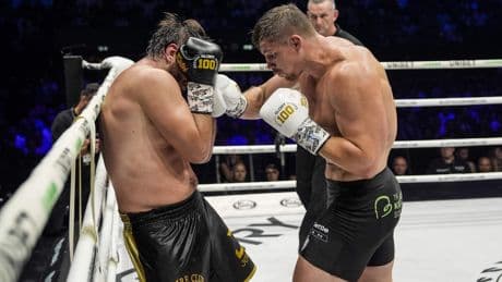 Herbeleef: Rico Verhoeven verslaat passieve Artem Vakhitov en behoudt wereldtitel