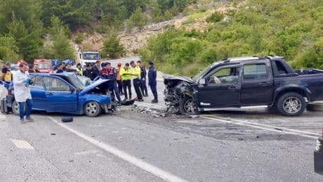 Antalya'da feci kaza! İki araç çarpıştı: Ölü ve yaralılar var