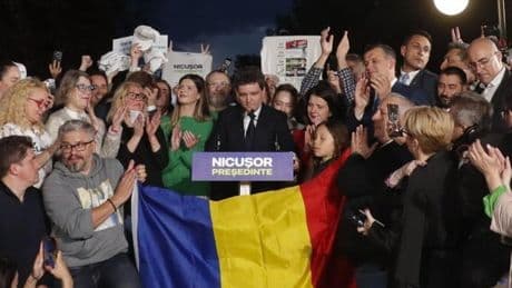 Los sondeos dan vencedor al europeísta Nicusor Dan en Rumanía pero el candidato de ultraderecha lo niega