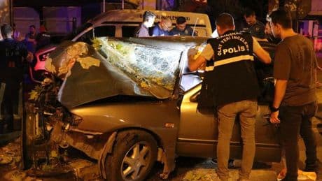 Denizli'de otomobil ağaca ok gibi saplandı! Ölü ve yaralılar var