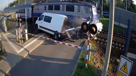 Gleis-Drama in Polen - Schnellzug zerfetzt Transporter