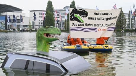 Proteste gegen die IAA: Aktivisten versenken „Autosaurus“ im Messesee