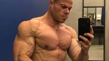 Un campeón de culturismo muere apuñalado y su novia es sospechosa del asesinato