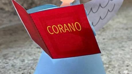 "Deriva islamista". Un angioletto legge il Corano: è bufera sul lavoretto scolastico