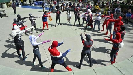 Los “zafiros del instante” que secuestran nuestra atención: TikTok, bulos, ‘influencers’ y memes