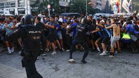 La seguridad del Madrid retira banderas de Palestina tras las cargas de los antidisturbios contra los ultras del Marsella