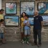 En Bretagne, une famille de touristes se reconnaît sur une toile exposée dans une exposition