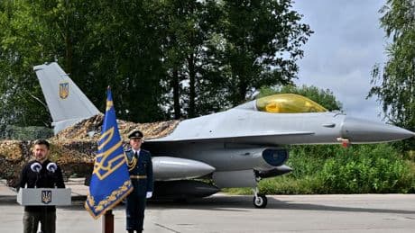 Guerre en Ukraine: les États-Unis approuvent la vente à l'Ukraine de pièces pour les avions F-16