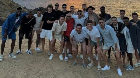 La cuadrilla del Athletic, junta de vacaciones en Grecia