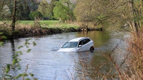 Unfälle: Handbremse nicht gezogen - Auto rollt in Fluss