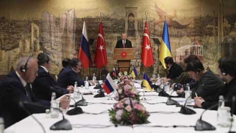 À Istanbul, Russes et Ukrainiens renouent le fil du dialogue sous la pression américaine