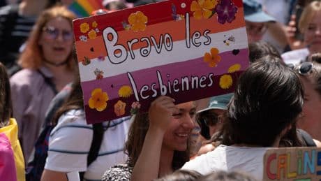 La sexualité lesbienne, coincée entre invisibilisation et pornographie pour hommes hétéros