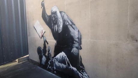 Banksy reaparece en Londres con un mural de un juez golpeando a un manifestante