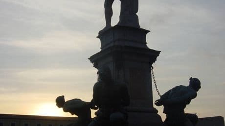 A Livorno vogliono liberare i "Quattro mori". "Nuove statue senza catene, uno farà i tuffi"