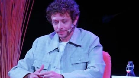 Valentino Rossi e lo shock Simoncelli: &ldquo;Ca**o, eravamo 22 in quella pista&hellip;&rdquo;