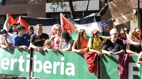 La undécima etapa de La Vuelta a España se cancela a tres kilómetros del final por las severas protestas propalestinas en la meta