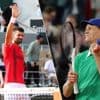 Sinner volgt voorbeeld van Djokovic en stoot eenvoudig door naar kwartfinales