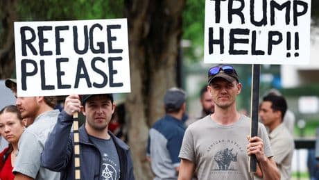 Les premiers réfugiés blancs d’Afrique du Sud arrivent dans l’Amérique de Donald Trump