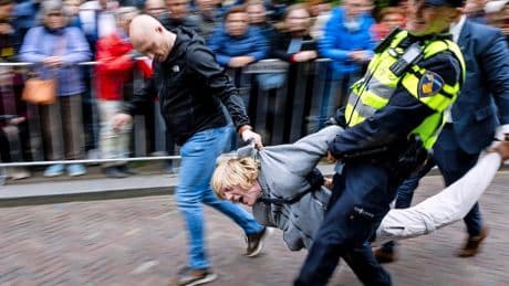 Veiligheidsexperts kritisch over beveiliging Bevrijdingsdag Wageningen: ’Is het een handgranaat, dan moet je binnen vier seconden dat podium af zijn’