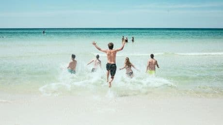 Estate 2025, vacanze prudenti per l’inflazione, ma è boom di turisti nelle città d’arte