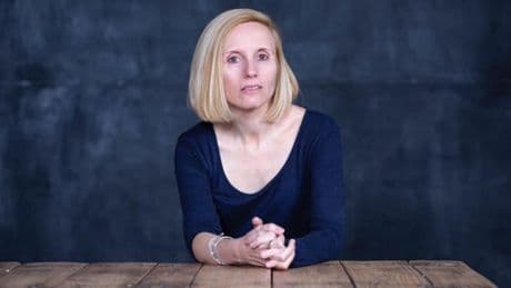 Mònica Batet, escritora: "Las únicas historias que interesan hoy son las que cuentan las 'influencers' en TikTok"