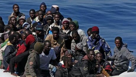 Migranti, il Viminale alla Ue: espulsi senza aspettare i giudici. La linea dura italiana anti-toghe