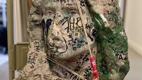 La policía francesa recupera accidentalmente el busto robado de la tumba de Jim Morrison hace 37 años