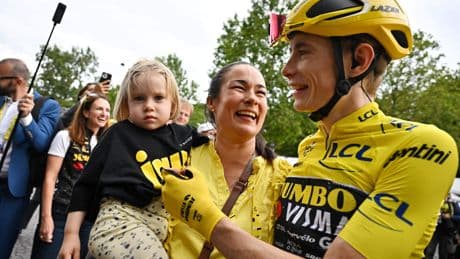 Vrouw van Jonas Vingegaard haalt in spraakmakend interview uit naar Visma-Lease a Bike