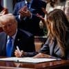 Drie dagen nadat Melania Trump waarschuwt voor de risico’s van AI, lanceert ze een luisterboek van haar memoires met een AI-stem