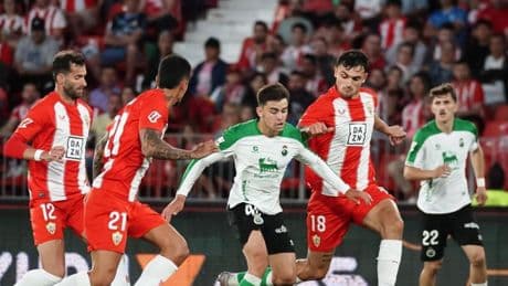 El Almería sigue vivo por el ascenso tras superar al Racing, un rival directo