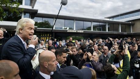 Zwolse gemeenteraad stemt ondanks bezoek Wilders voor komst azc