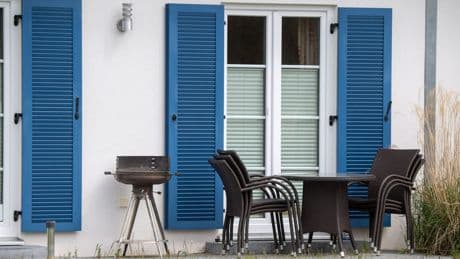 Sommerurlaub? Wie Sie Hausrat im Außenbereich gut sichern