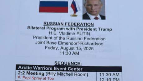 Sommet Trump-Poutine : des documents confidentiels oubliés par les Américains dans une imprimante en Alaska