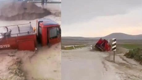 İtfaiye aracı sele kapıldı