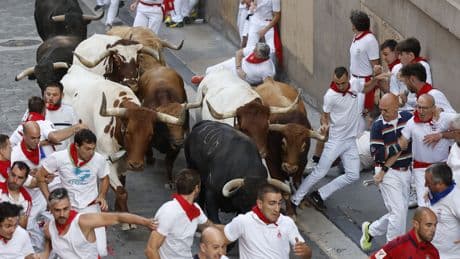 Los temidos toros de Jandilla se imponen a los corredores en un quinto encierro rápido y descafeinado