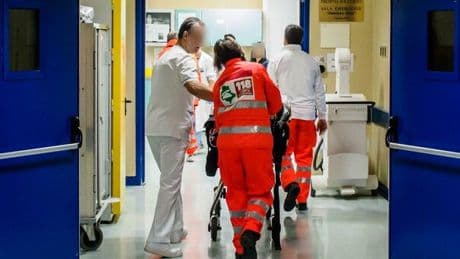 Malore durante la festa di fine anno, studentessa di 18 anni muore davanti ai compagni durante il saggio
